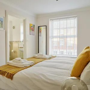 Curb - Gorgeous 3 Bedroom House Close To Town Centre Cheltenham
