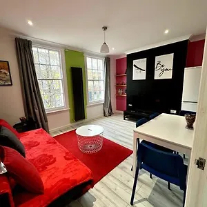  Apartment The Hidden Gem *2-bed Apt*